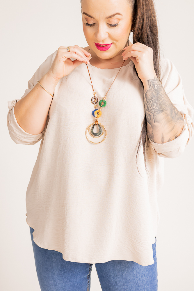 Beige bluse med anheng