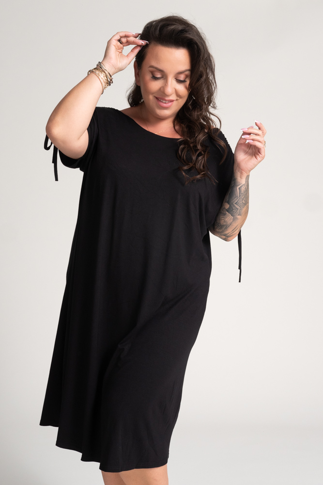 Schwarzes Kleid mit gerüschten Ärmeln