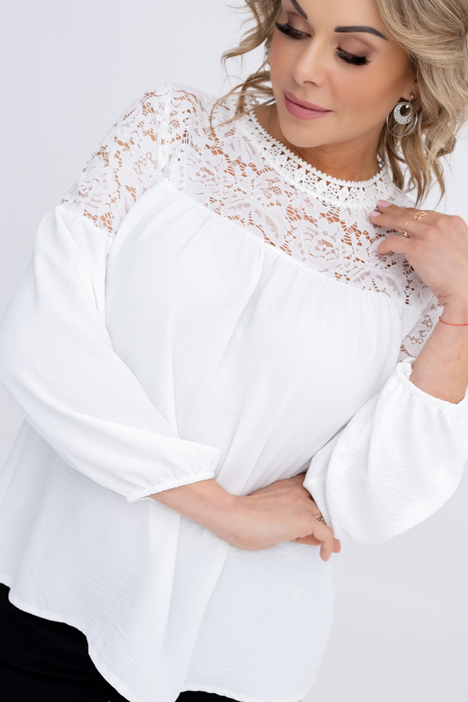 Weiße Bluse mit Spitzenausschnitt