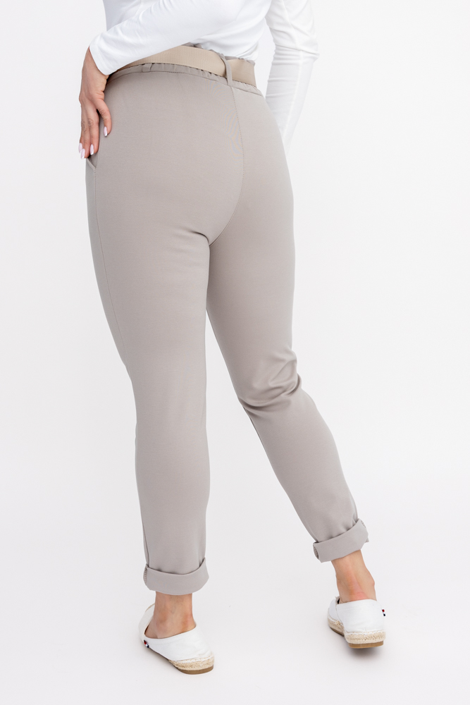 Beige Hose mit Gürtel