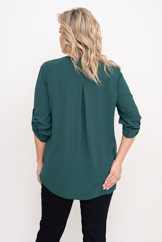 Blusa verde botella con escote abierto