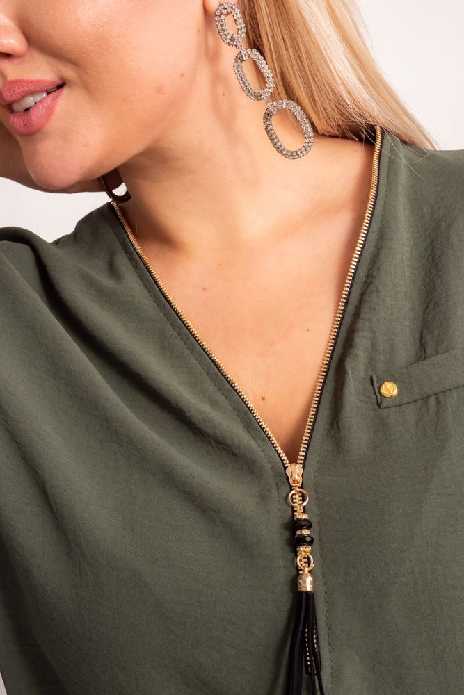 Khakifarbene Bluse mit offenem Ausschnitt