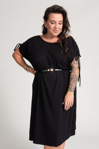 Schwarzes Kleid mit gerüschten Ärmeln