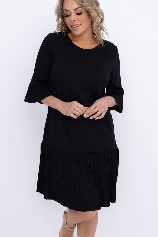 Robe noire à volants plissés