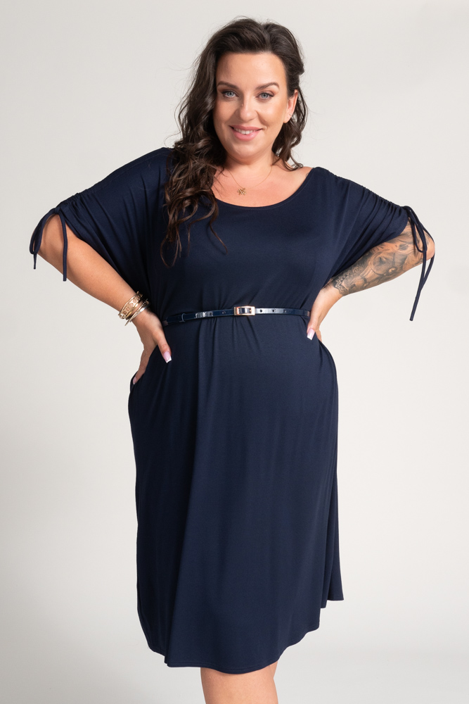 Vestido azul marino con mangas de volantes