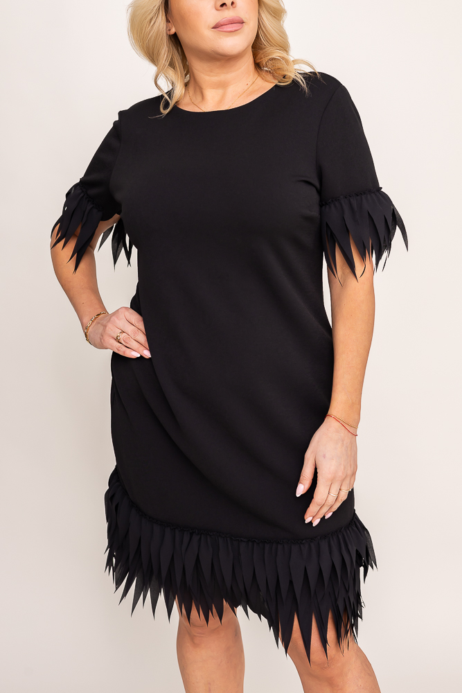 Robe noire ornée