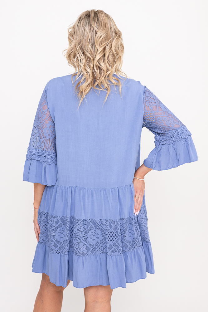 Denimblå kjole med broderi