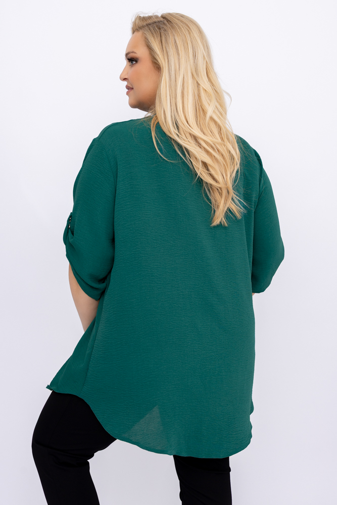 Camisa verde botella con cuello alto