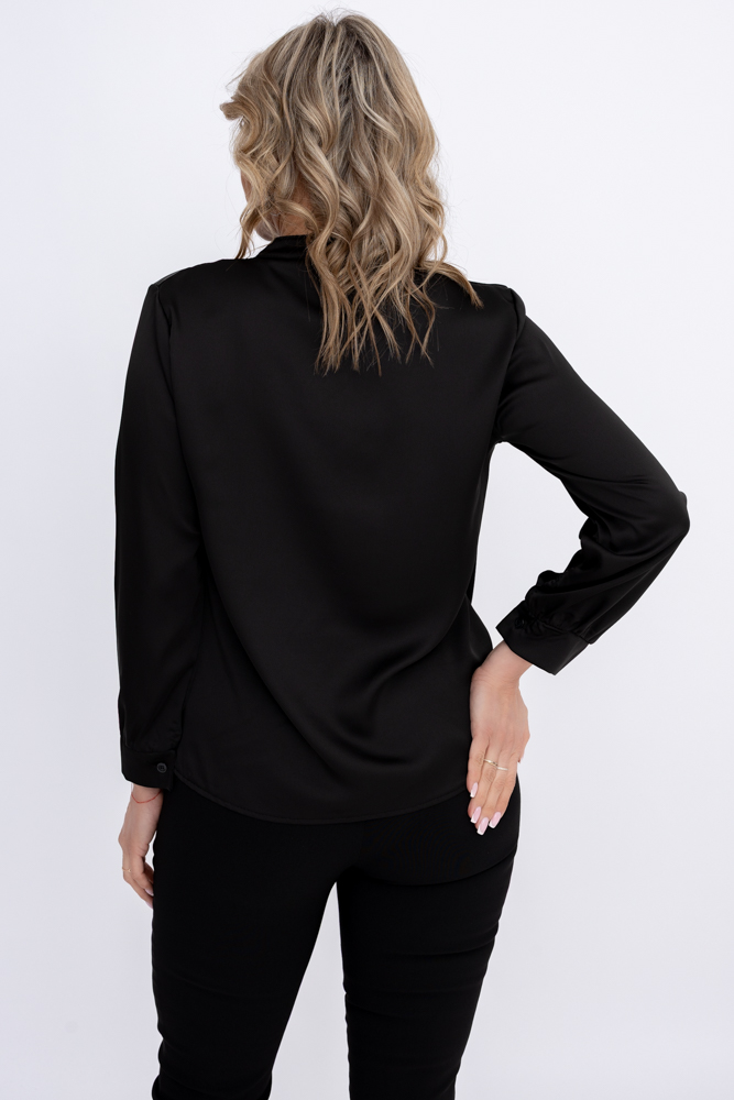 Chemise en satin noir avec jabot