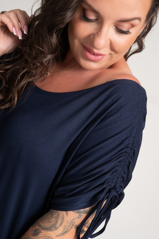 Vestido azul marino con mangas de volantes