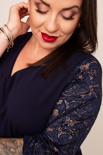 Námořnicky modré šaty s krajkovými rukávy