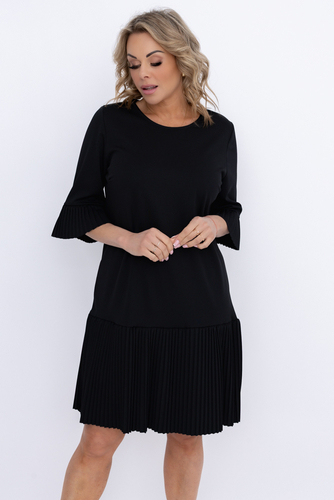 Robe noire à volants plissés