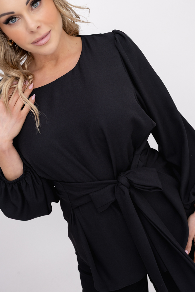 Sjokoladebluse med slips