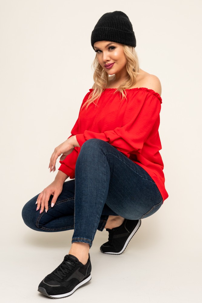 Blusa roja con mangas de volantes