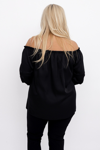 Svart bluse med volanger i ermene