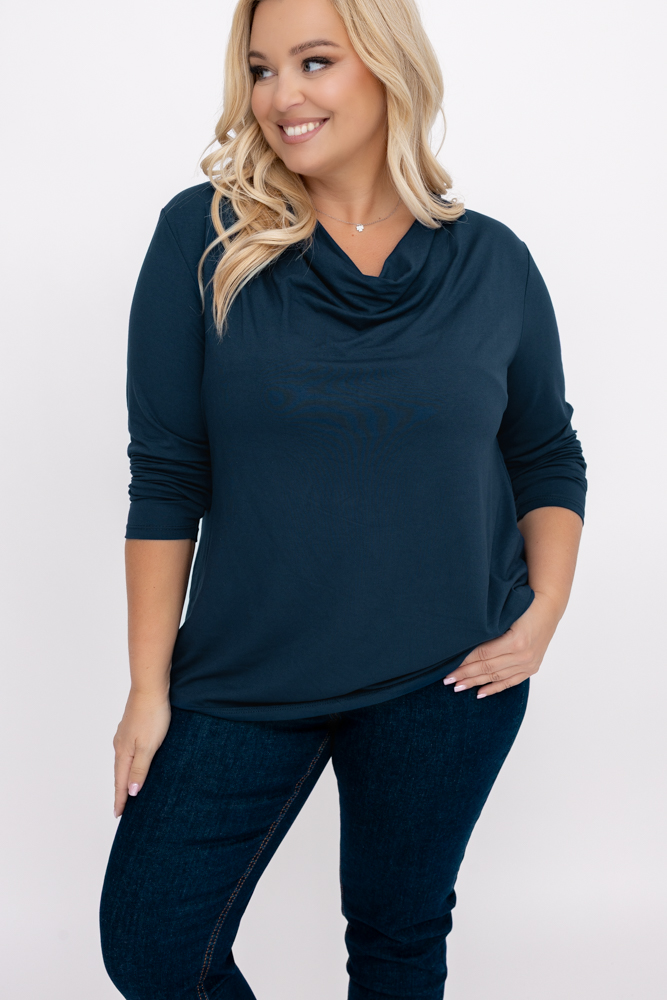Blusa azul marino con escote vaporoso