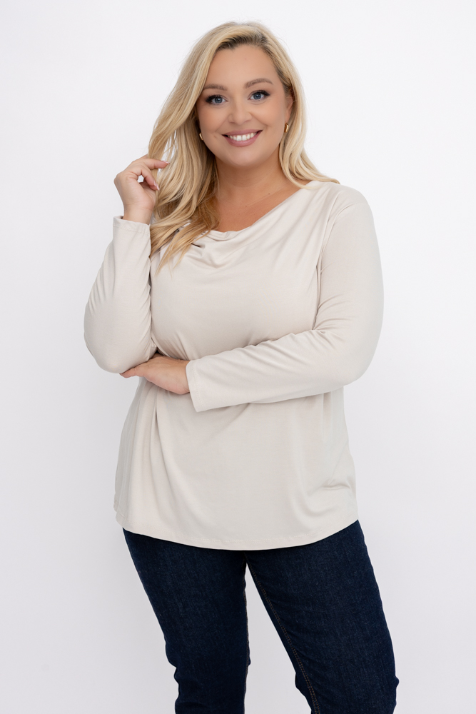 Blusa café con escote vaporoso 