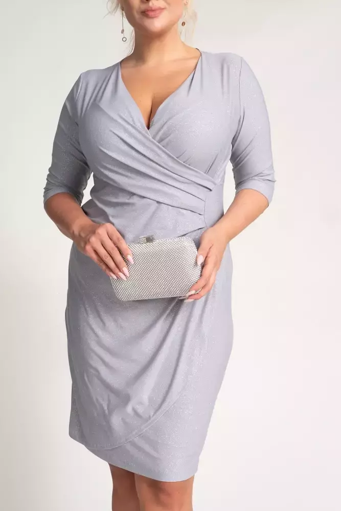 Vestido de brocado plateado con arrugas
