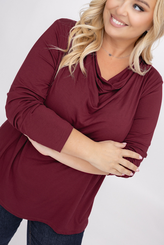 Blusa granate con escote vaporoso 
