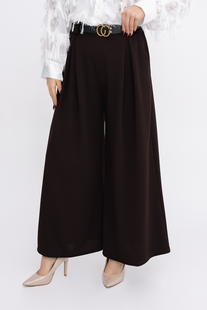 Schwarze Hose mit Gürtel