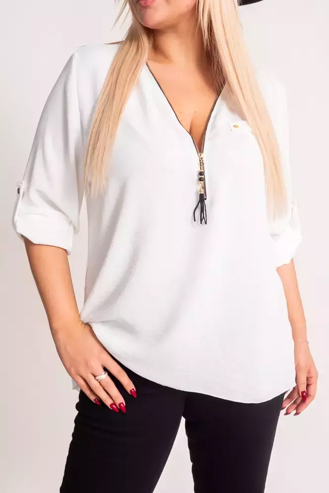 Blusa blanca con escote abierto