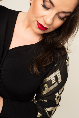 Robe noire avec manches embellies 