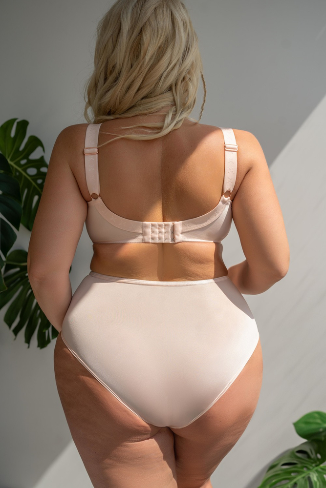 Beigefarbene Slips mit hoher Taille