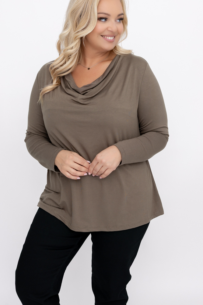 Blusa café con escote vaporoso