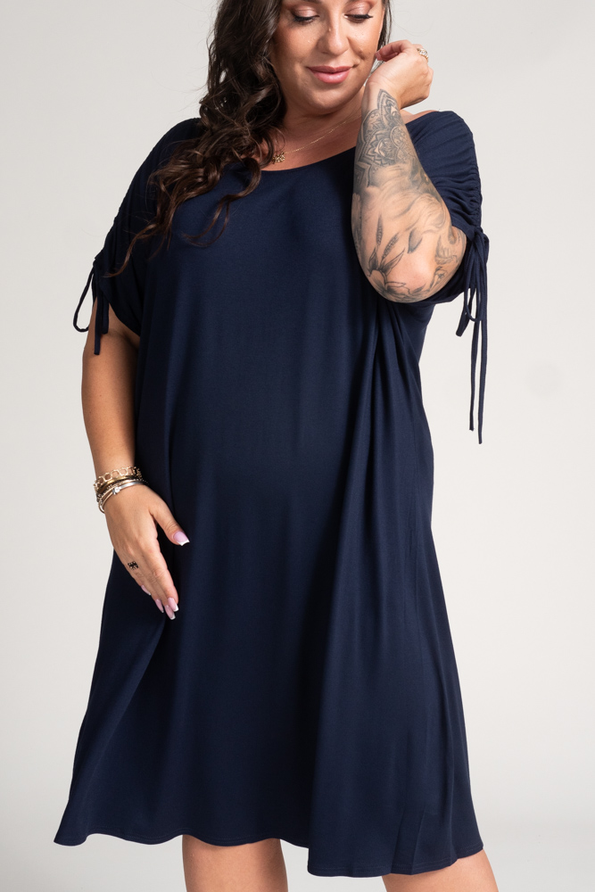 Vestido azul marino con mangas de volantes