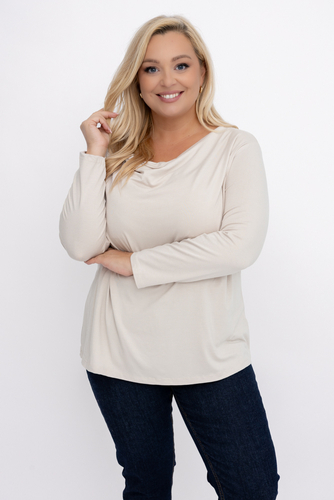 Blusa café con escote vaporoso 
