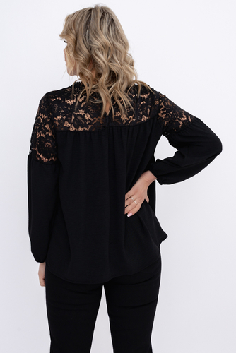 Blusa negra con escote de encaje