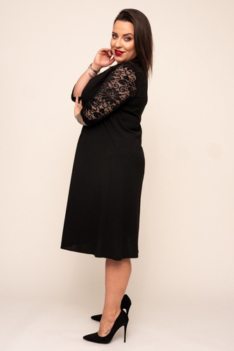 Robe noire avec manches en dentelle