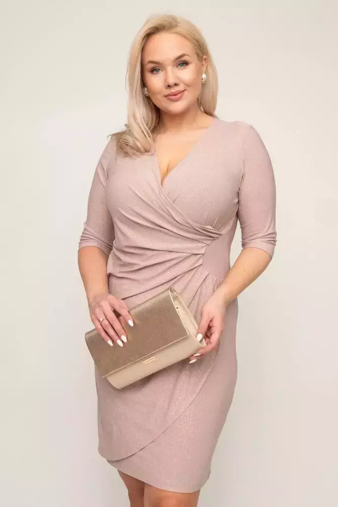 Beigefarbenes Brokatkleid mit Falten