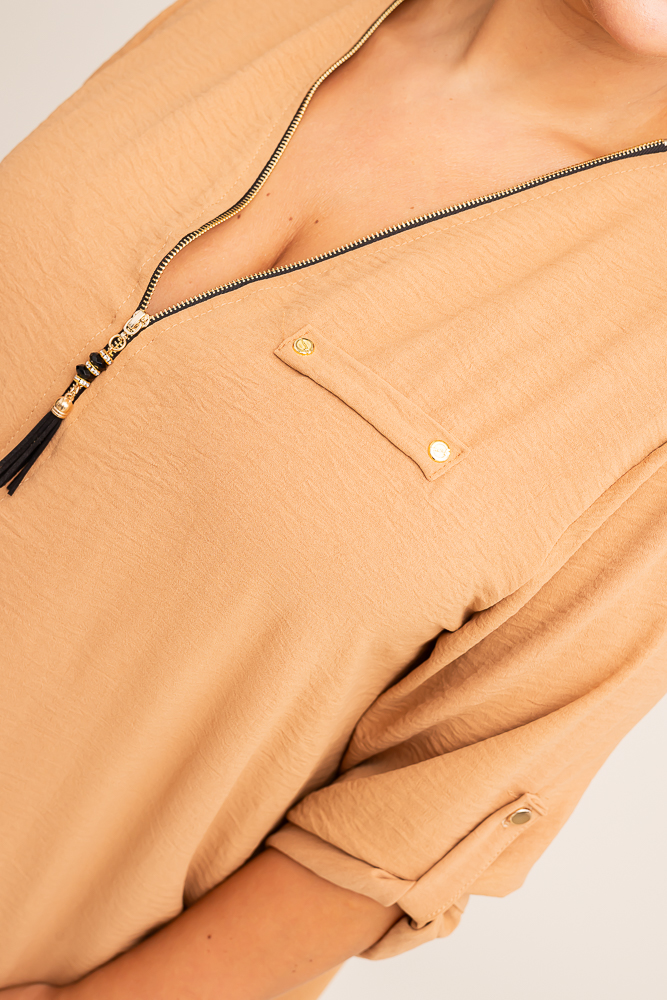 Bluză maro deschis cu decolteu deschis