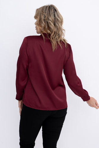 Camisa de raso granate con jabot