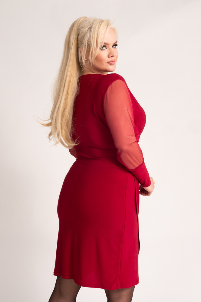 Kastanienbraunes Kleid mit transparenten Ärmeln