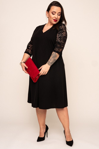 Robe noire avec manches en dentelle