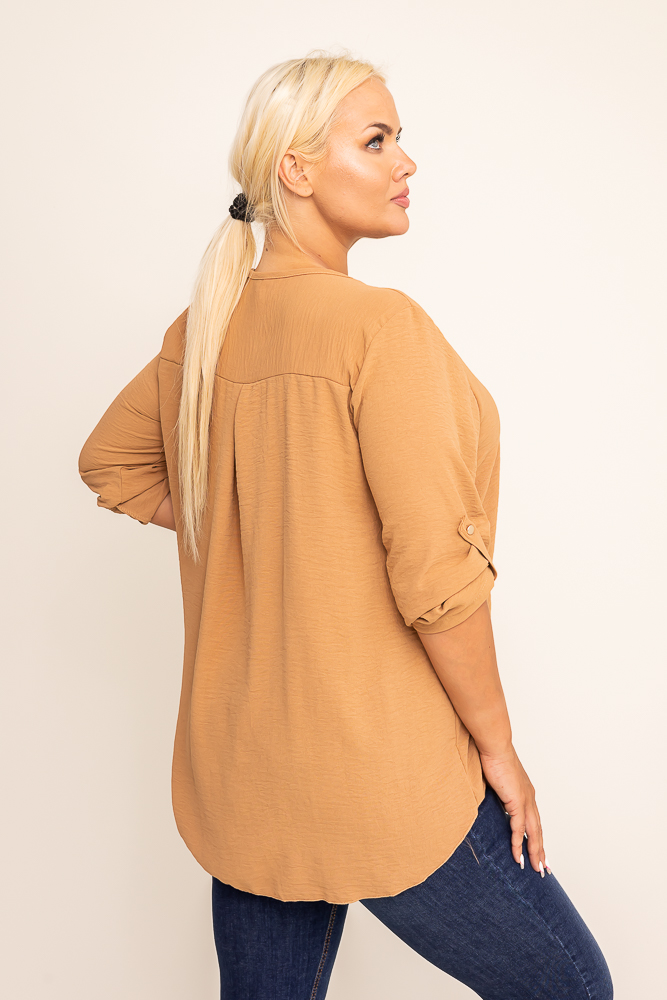 Світло-коричнева блузка з відкритим декольте