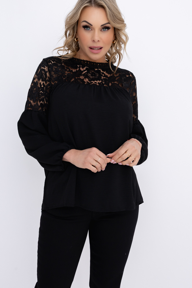 Blusa negra con escote de encaje
