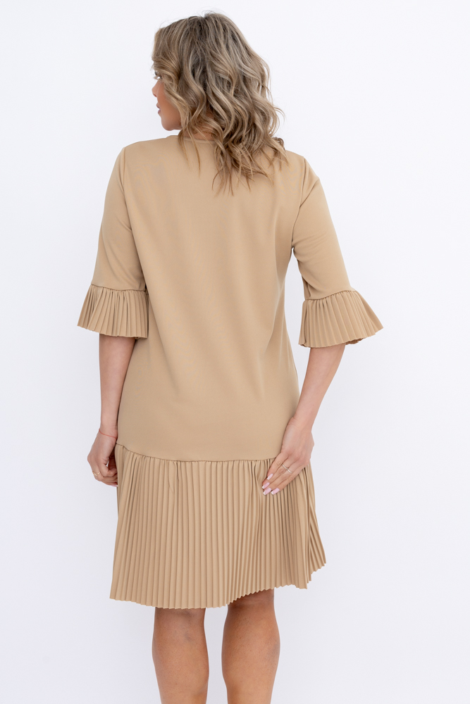 Vestido plisado con volantes beige