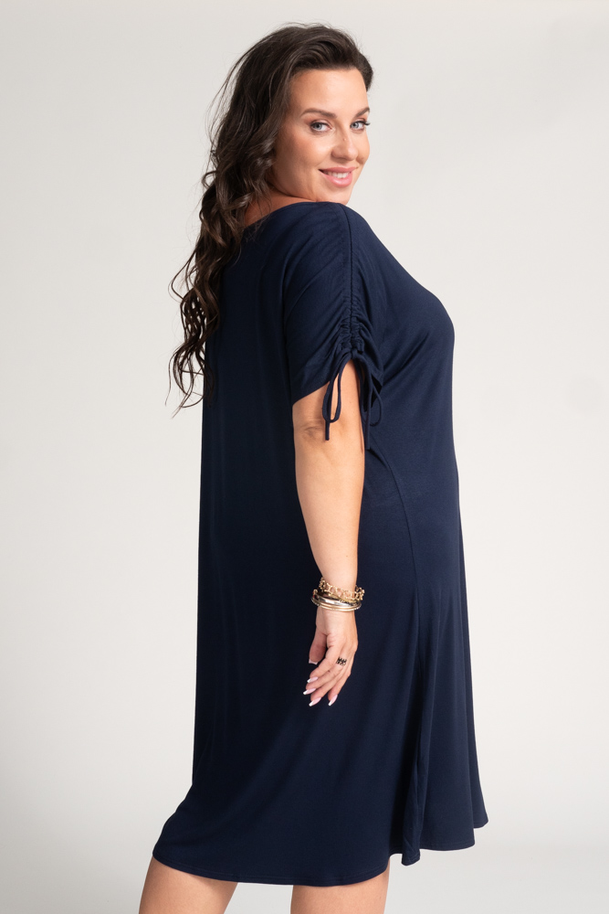 Marineblaues Kleid mit gerüschten Ärmeln
