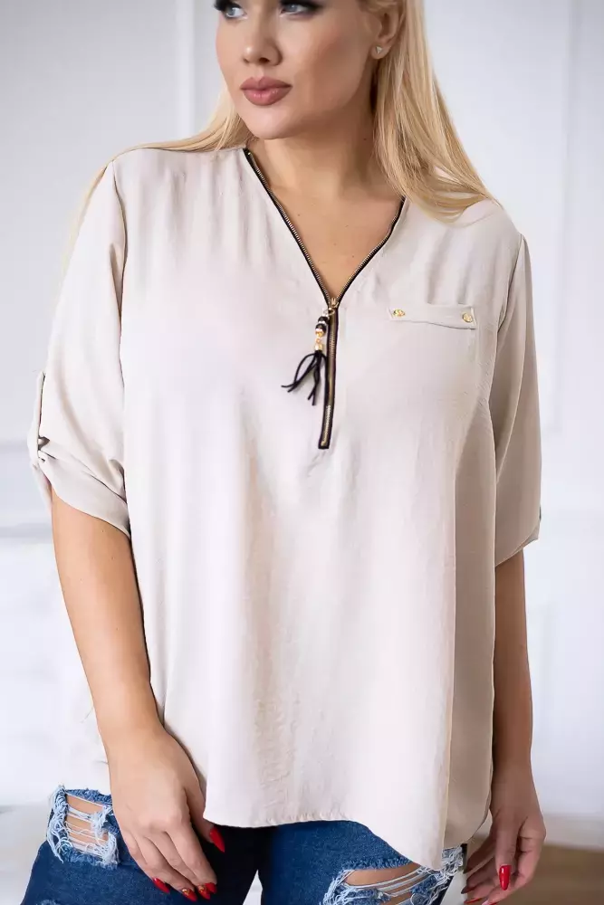 Beige bluse med åpen halsutringning