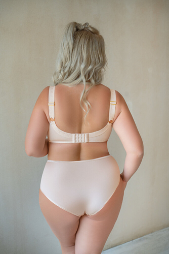 Beigefarbene Slips mit hoher Taille
