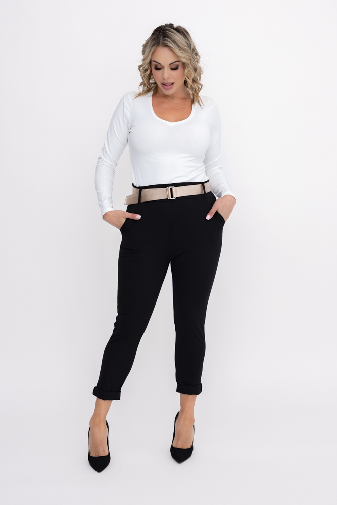 Schwarze Hose mit Gürtel