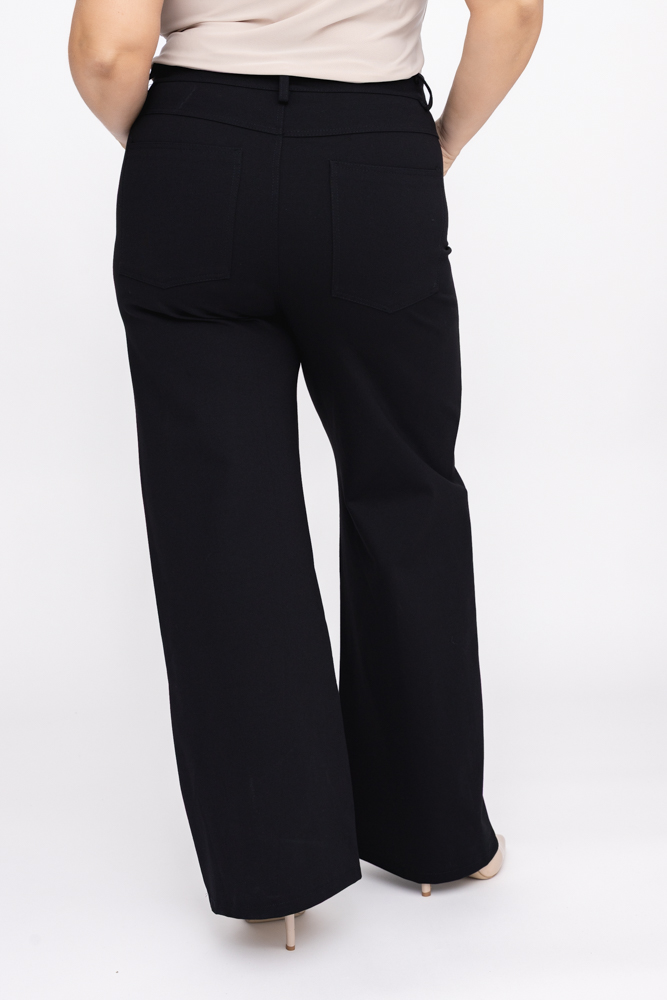  Pantalón negro con cierre asimétrico