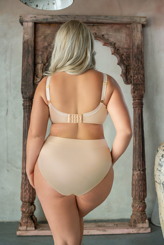 Beigefarbene Slips mit hoher Taille