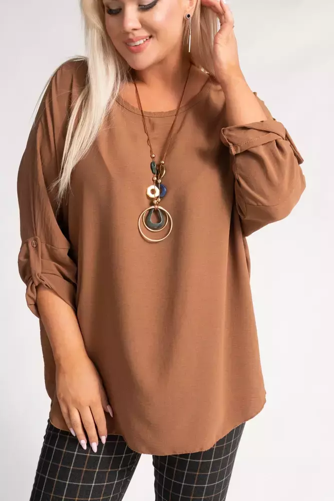 Kamelfarget bluse med anheng