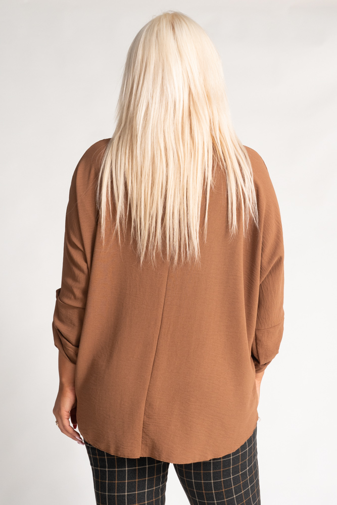Blusa camel con colgante
