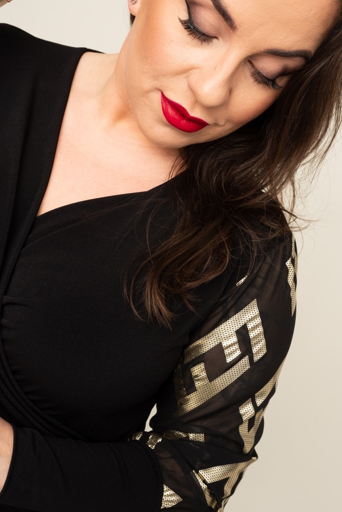 Robe noire avec manches embellies 