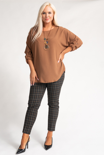 Kamelhaarige Bluse mit Anhänger